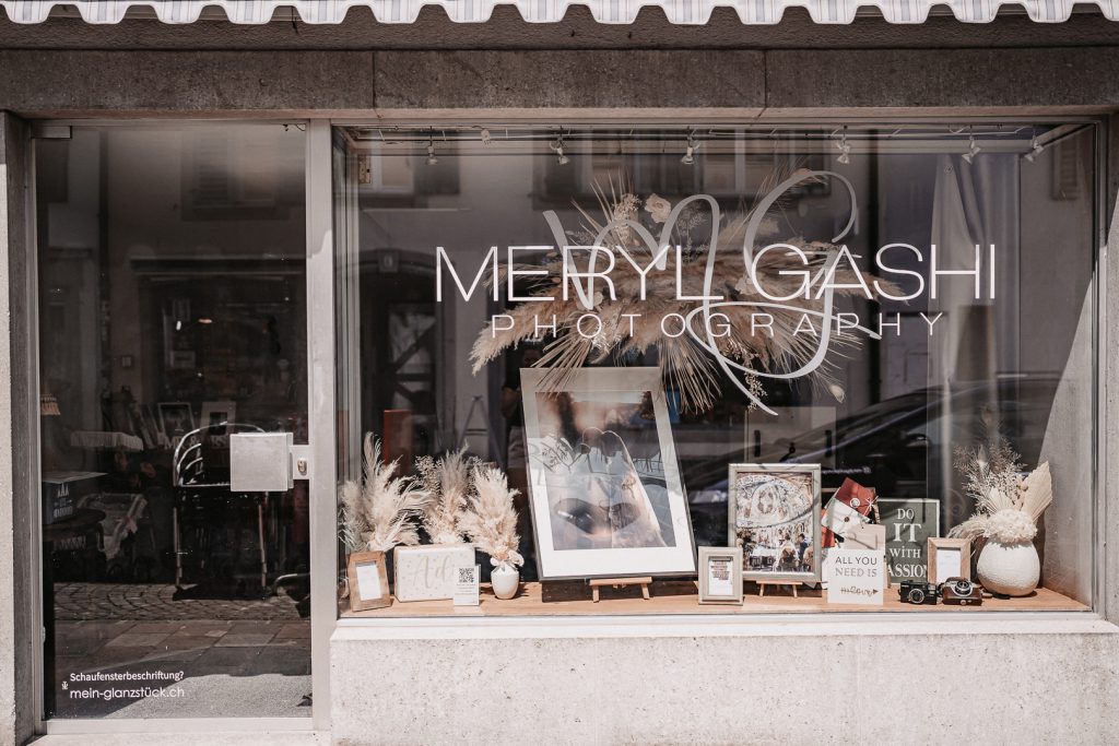 Fotostudio Kirchgasse Aarau Hochzeitsfotografie dekoriertes Schaufenster mit Hochzeitsbilder Schweiz